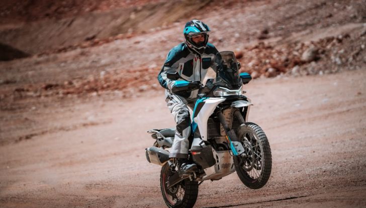 CFMOTO 800MT-X: la nuova enduro stradale per l’avventura senza limiti - Foto 2 di 7