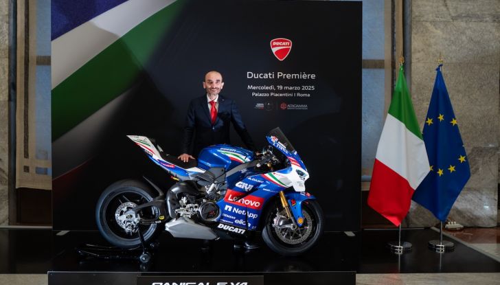 Ducati Panigale V4 Tricolore Italia, una moto che omaggia il trionfo in Azzurro di Ducati al Mugello - Foto 2 di 8