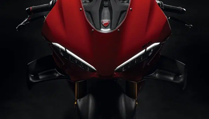 Ducati Panigale V4 S 2025 ancora più esclusiva e performante grazie agli allestimenti Carbon e Carbon Pro - Foto 1 di 8