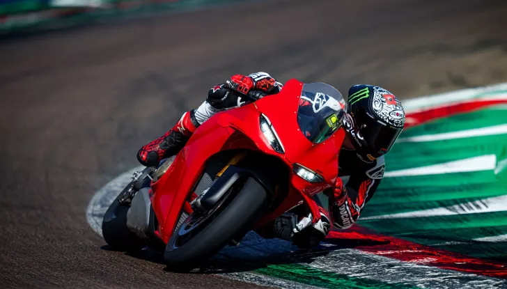 Ducati Panigale V4 S 2025 ancora più esclusiva e performante grazie agli allestimenti Carbon e Carbon Pro - Foto 3 di 8