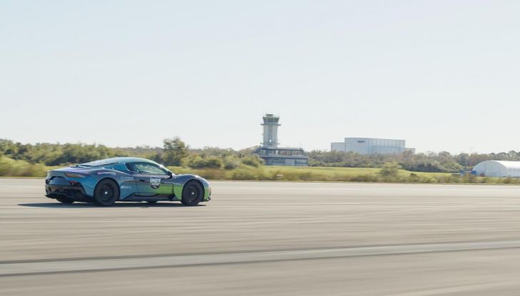 Maserati MC20 infrange il muro dei 318 km/h senza pilota a bordo grazie all’IA - Foto 12 di 17