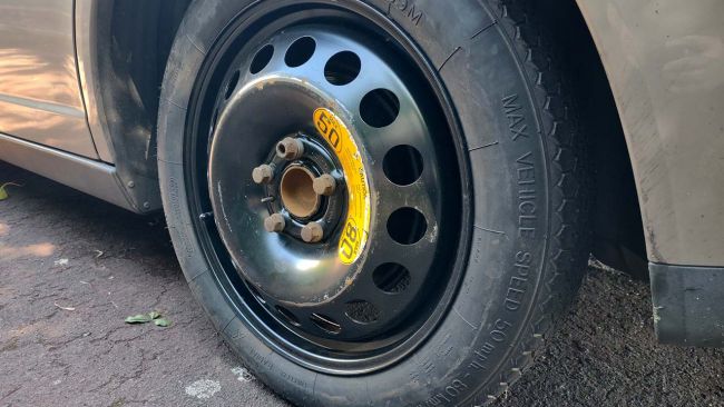 Gomme auto: cosa fare in caso di foratura e cosa avere a bordo