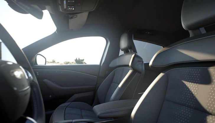 Ford Mustang Mach-E 2025: più efficiente, più pratica - Foto 3 di 15