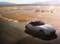 Mazda MX-5 2025: la roadster giapponese si rinnova con le serie speciali Kazari e Homura