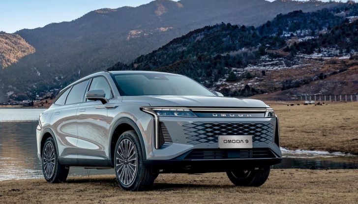 Omoda 9: prezzi di listino del SUV ibrido con consumi da city car - Foto 10 di 34