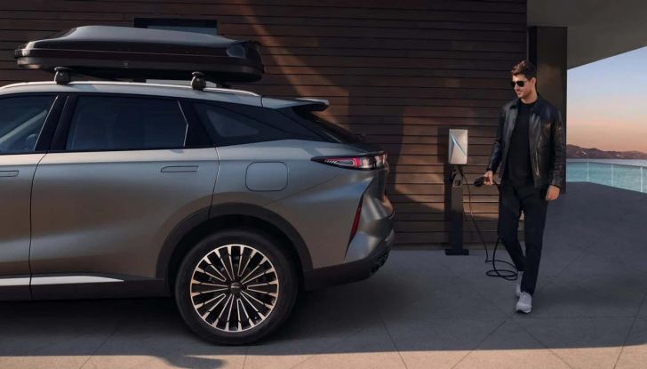 Omoda 9: prezzi di listino del SUV ibrido con consumi da city car - Foto 23 di 34