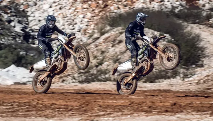 Triumph lancia le nuove TF 250-E e TF 450-E 2026 per l’enduro estremo - Foto 2 di 8