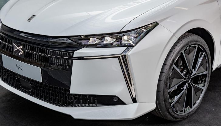 DS N°4: la compatta che punta tutto su comfort e design alla francese - Foto 20 di 66