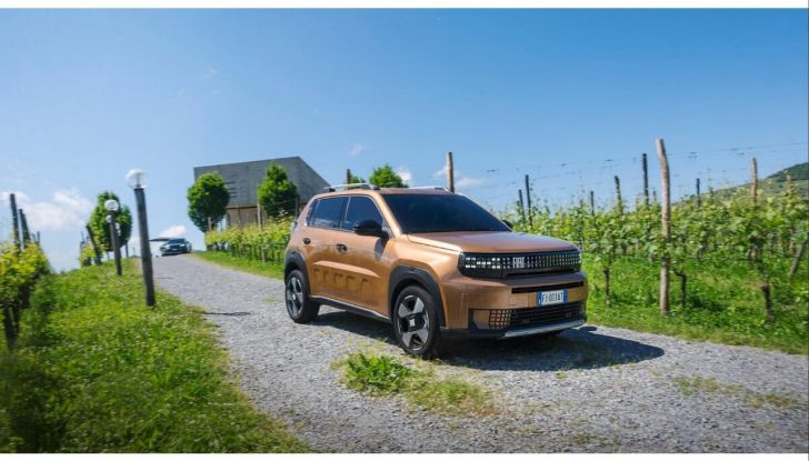 Fiat Grande Panda Hybrid 2025: prezzi e allestimenti disponibili - Foto 10 di 13