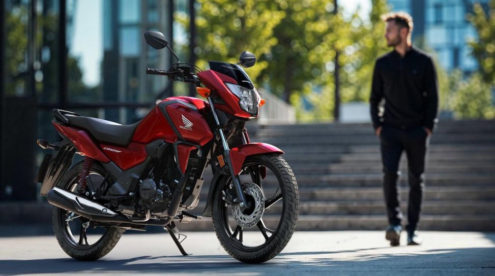 Honda CB125F 2026: la piccola naked ora con Start & Stop e display TFT