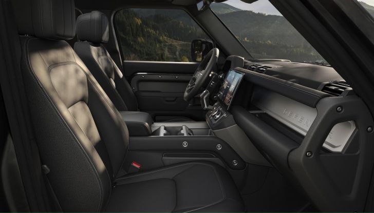 Land Rover Defender 2026: più smart, più bella, sempre inarrestabile - Foto 20 di 49