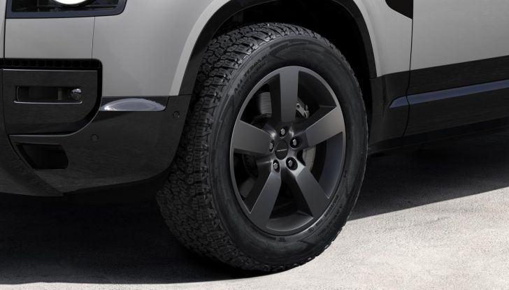 Land Rover Defender 2026: più smart, più bella, sempre inarrestabile - Foto 23 di 49