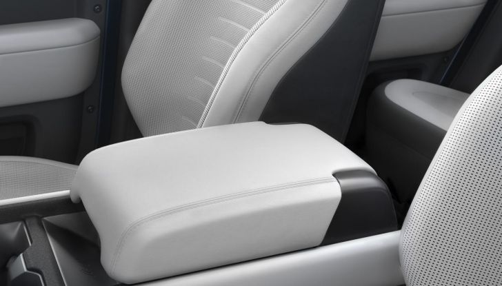 Land Rover Defender 2026: più smart, più bella, sempre inarrestabile - Foto 25 di 49