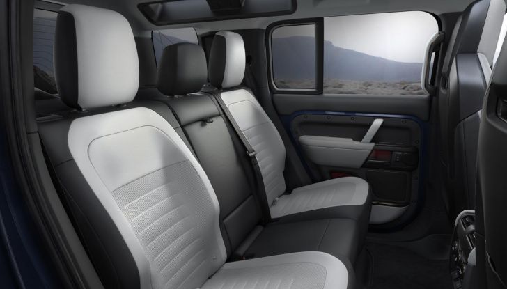 Land Rover Defender 2026: più smart, più bella, sempre inarrestabile - Foto 35 di 49