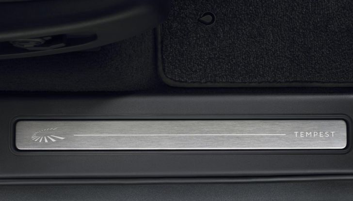 Land Rover Discovery compie 35 anni: ecco le esclusive edizioni Tempest e Gemini - Foto 28 di 33