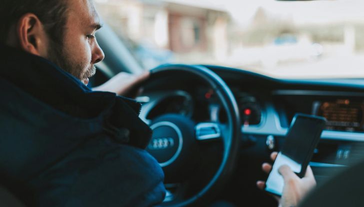 Smartphone alla guida