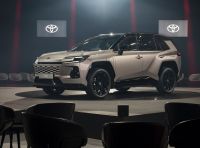 Nuova Toyota RAV4 2025: design inedito, tecnologia avanzata e fino a 100 km in elettrico