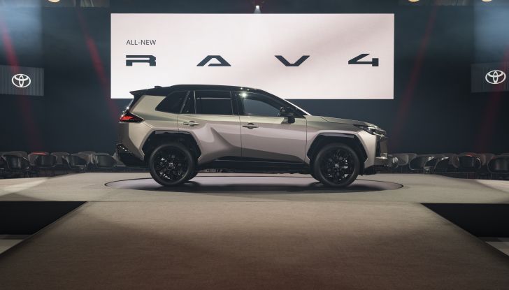 Nuova Toyota RAV4 2025: design inedito, tecnologia avanzata e fino a 100 km in elettrico - Foto 4 di 13