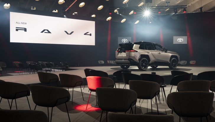 Nuova Toyota RAV4 2025: design inedito, tecnologia avanzata e fino a 100 km in elettrico - Foto 3 di 13