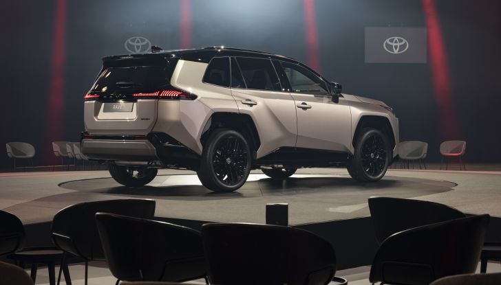 Nuova Toyota RAV4 2025: design inedito, tecnologia avanzata e fino a 100 km in elettrico - Foto 2 di 13