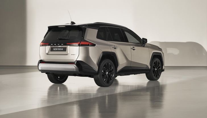 Nuova Toyota RAV4 2025: design inedito, tecnologia avanzata e fino a 100 km in elettrico - Foto 11 di 13