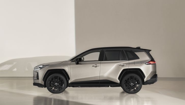 Nuova Toyota RAV4 2025: design inedito, tecnologia avanzata e fino a 100 km in elettrico - Foto 12 di 13