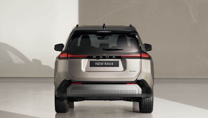 Nuova Toyota RAV4 2025: design inedito, tecnologia avanzata e fino a 100 km in elettrico - Foto 13 di 13