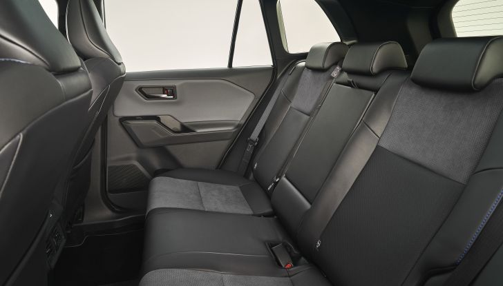 Nuova Toyota RAV4 2025: design inedito, tecnologia avanzata e fino a 100 km in elettrico - Foto 6 di 13