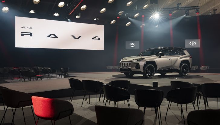 Nuova Toyota RAV4 2025: design inedito, tecnologia avanzata e fino a 100 km in elettrico - Foto 5 di 13