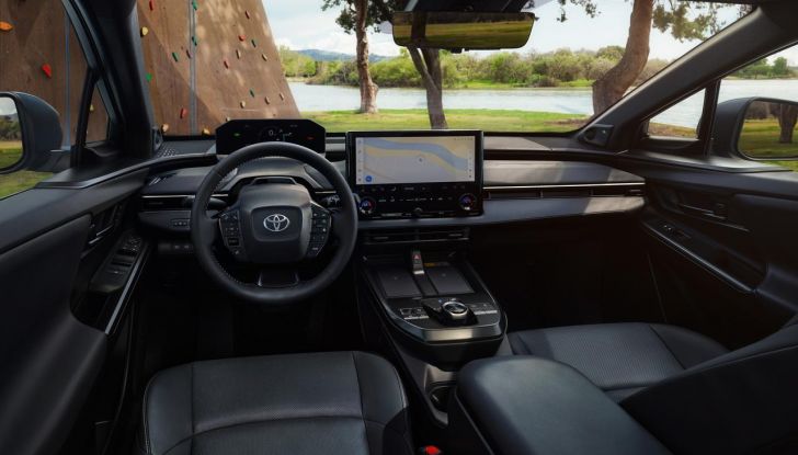 Toyota bZ alza la posta: più potenza, più autonomia e un nome più semplice - Foto 3 di 9