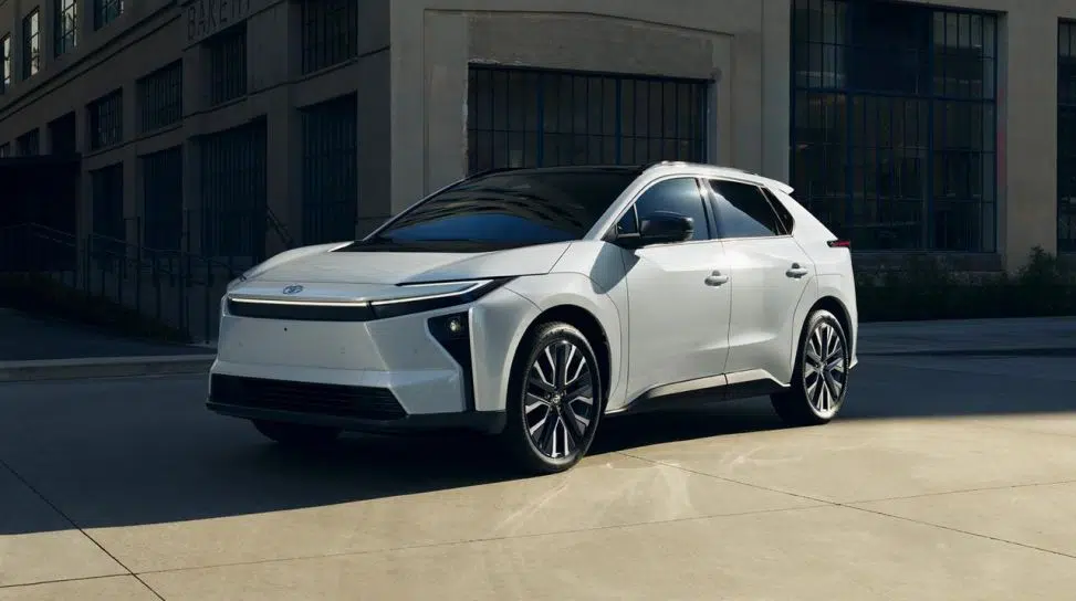 Toyota bZ alza la posta: più potenza, più autonomia e un nome più semplice