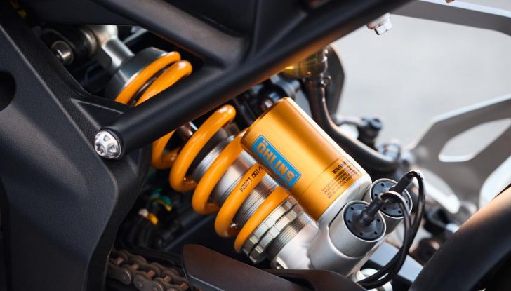 Triumph Speed Triple 1200 RX: tanta potenza in appena 1200 esemplari - Foto 21 di 43