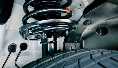 Come gli ammortizzatori influenzano il comfort e la sicurezza: consigli per la selezione e la sostituzione delle auto moderne