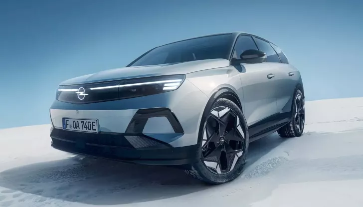 Opel Grandland ora anche AWD: 325 CV e 500 km di autonomia - Foto 2 di 6