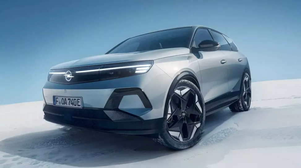 Opel Grandland ora anche AWD: 325 CV e 500 km di autonomia