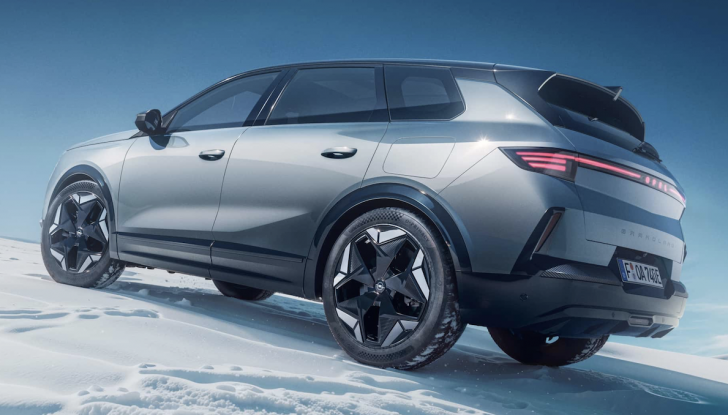 Opel Grandland ora anche AWD: 325 CV e 500 km di autonomia - Foto 3 di 6
