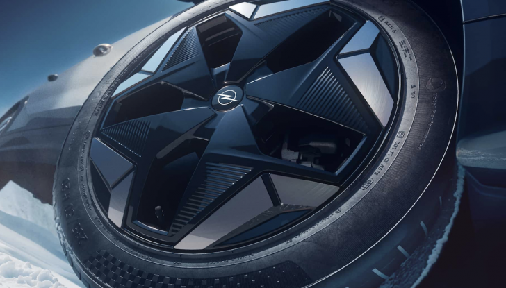 Opel Grandland ora anche AWD: 325 CV e 500 km di autonomia - Foto 4 di 6