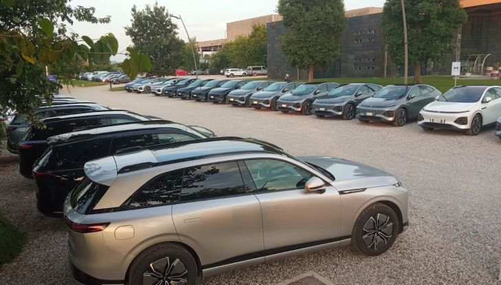 Test Drive XPENG G6 e XPENG G9: prova su strada, prezzi e autonomia - Foto 14 di 35