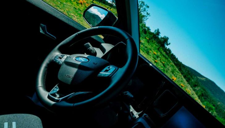 Ford Tourneo Courier by Tinkervan: il camper compatto, economico e adatto a ogni stagione - Foto 3 di 17