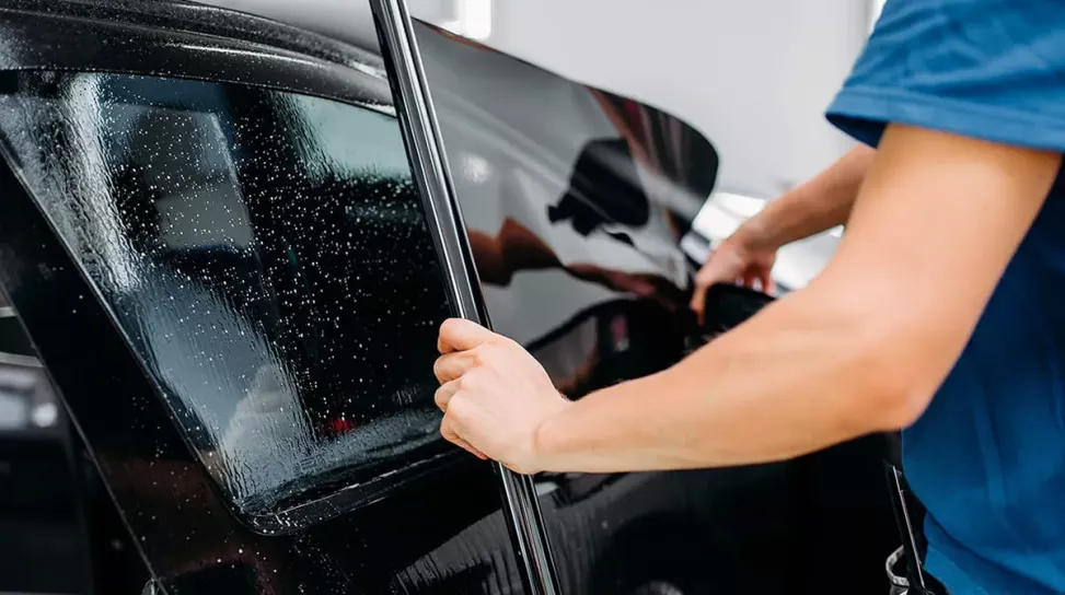 Oscurare i vetri dell’auto: quando è legale e cosa dice la legge