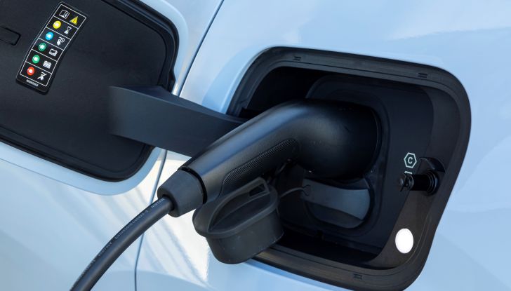 Test drive Volvo XC60: prova su strada, prestazioni e dati tecnici - Foto 16 di 25