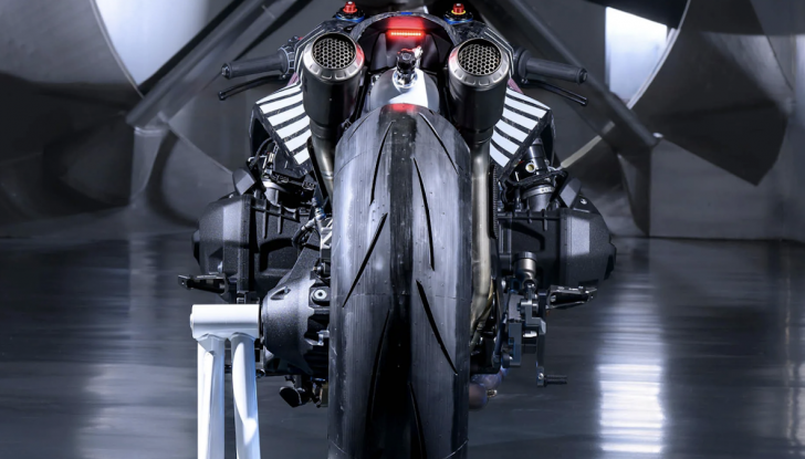 Bmw R 1300 R Titan, la special da gara con Nos e carbonio - Foto 7 di 8