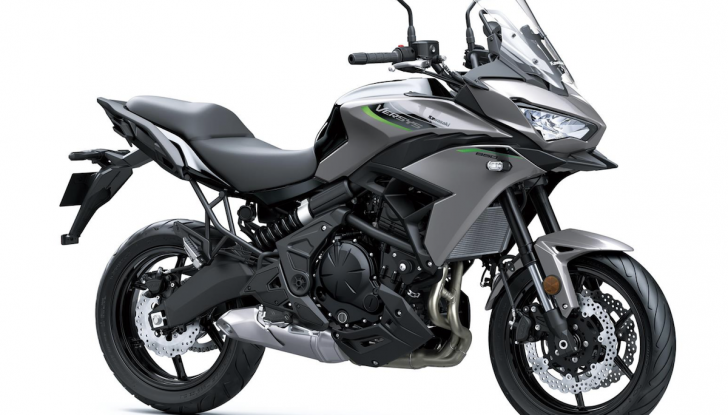 Kawasaki Versys 650 2026: nuovi colori e più tecnologia, ma stessa meccanica - Foto 1 di 9