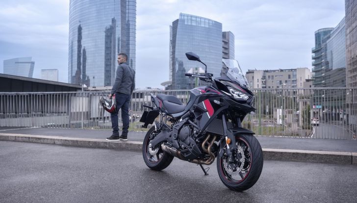 Kawasaki Versys 650 2026: nuovi colori e più tecnologia, ma stessa meccanica - Foto 2 di 9