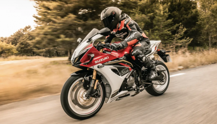 Suzuki GSX-R1000R 2025: ritorno in grande stile per i 40 anni della leggenda - Foto 12 di 12