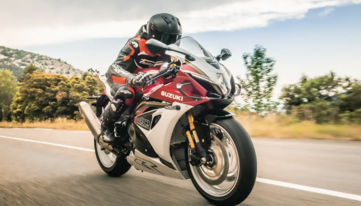 Suzuki GSX-R1000R 2025: ritorno in grande stile per i 40 anni della leggenda - Foto 5 di 12