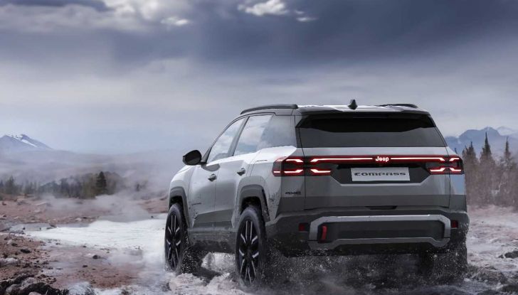 Jeep Compass 4xe 2025: prime immagini, interni rinnovati e trazione elettrica integrale - Foto 1 di 15