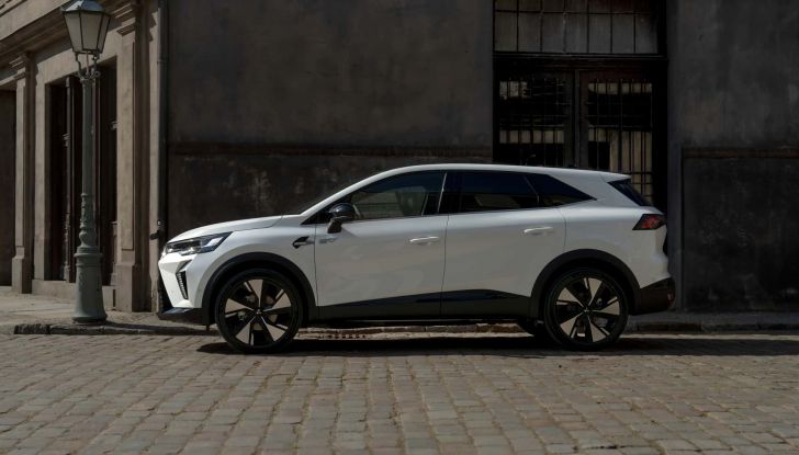 Mitsubishi Grandis: debutta il nuovo SUV ibrido compatto - Foto 2 di 6