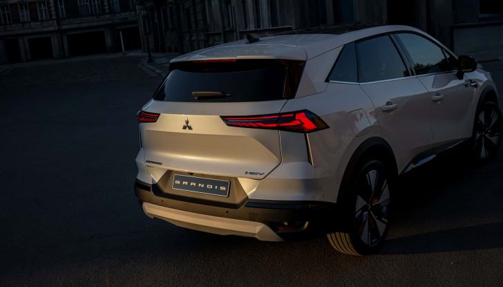 Mitsubishi Grandis: debutta il nuovo SUV ibrido compatto - Foto 4 di 6