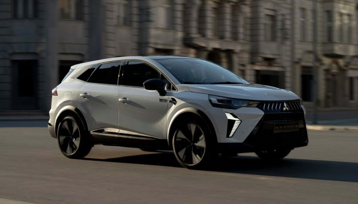 Mitsubishi Grandis: debutta il nuovo SUV ibrido compatto - Foto 1 di 6